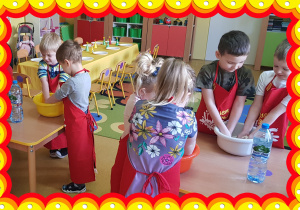 Dzieci robią masę mączno-solną.